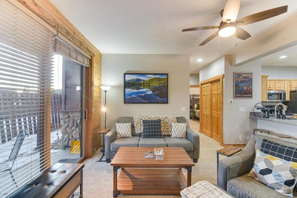 Patio & Mountain Views: Central Grand Lake Condo! House in Grand Lake
