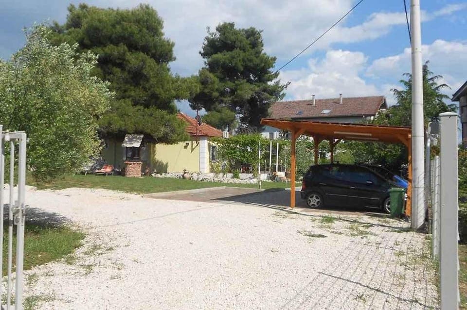 Property building, Summer, Garden