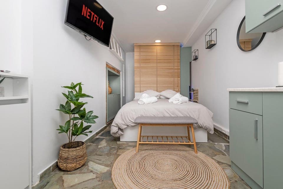 Bed, TV and multimedia, Photo of the whole room, Bedroom, wardrobe, air conditioner