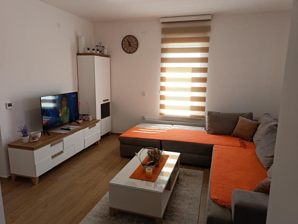 Communal lounge/ TV room, Bed, TV and multimedia, Living room, Photo of the whole room, Seating area, Evening entertainment