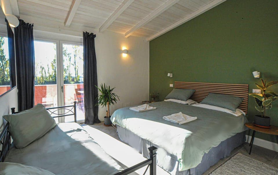 Photo of the whole room, Bedroom