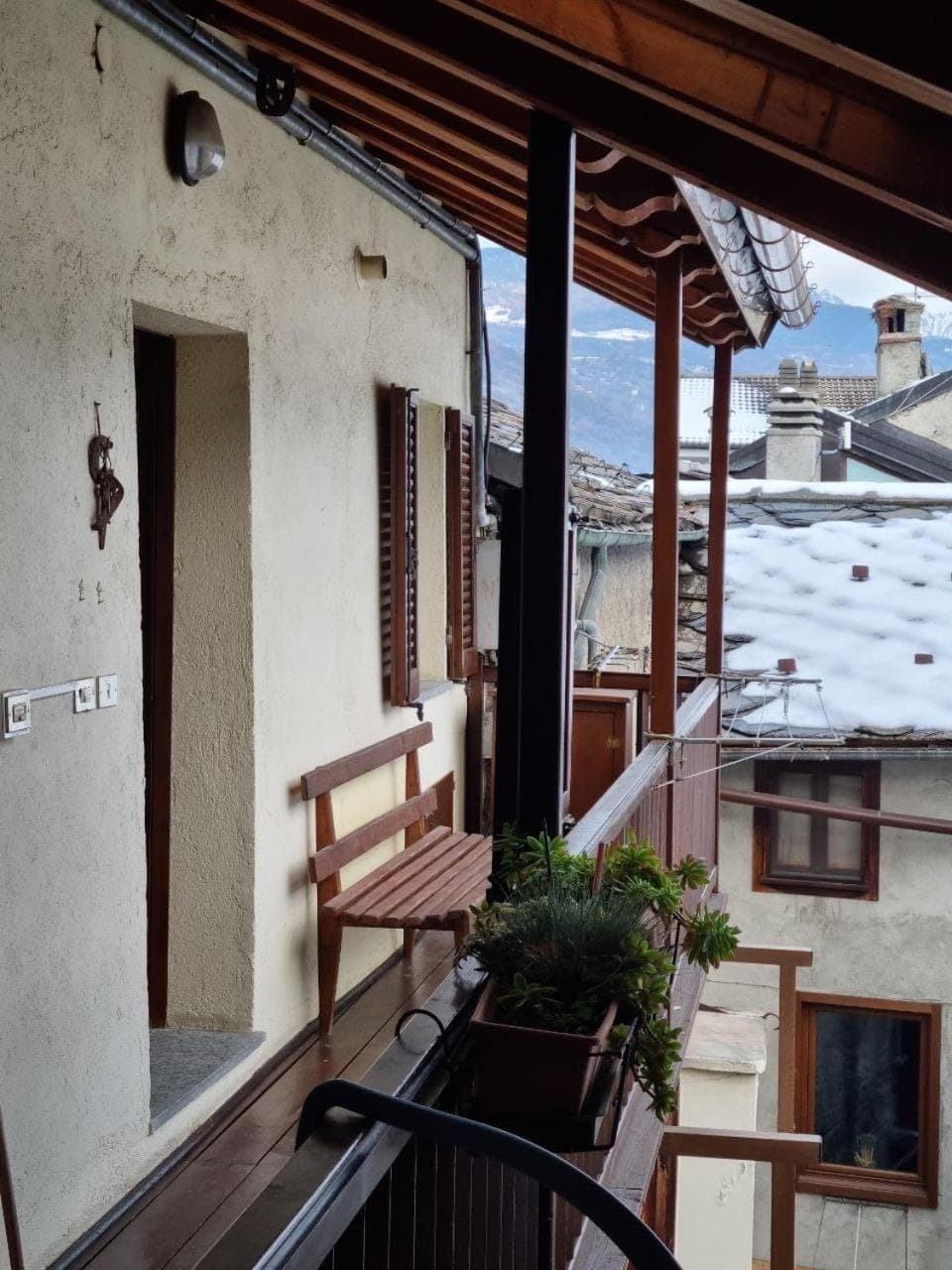 Property building, Day, Balcony/Terrace