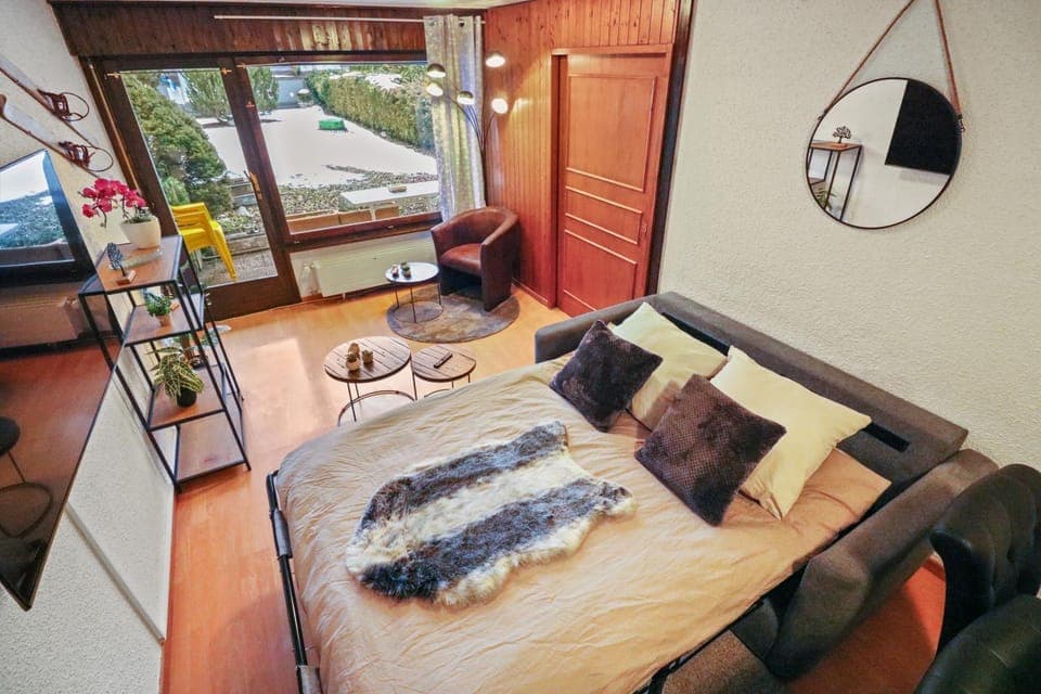 Bed, TV and multimedia, Living room