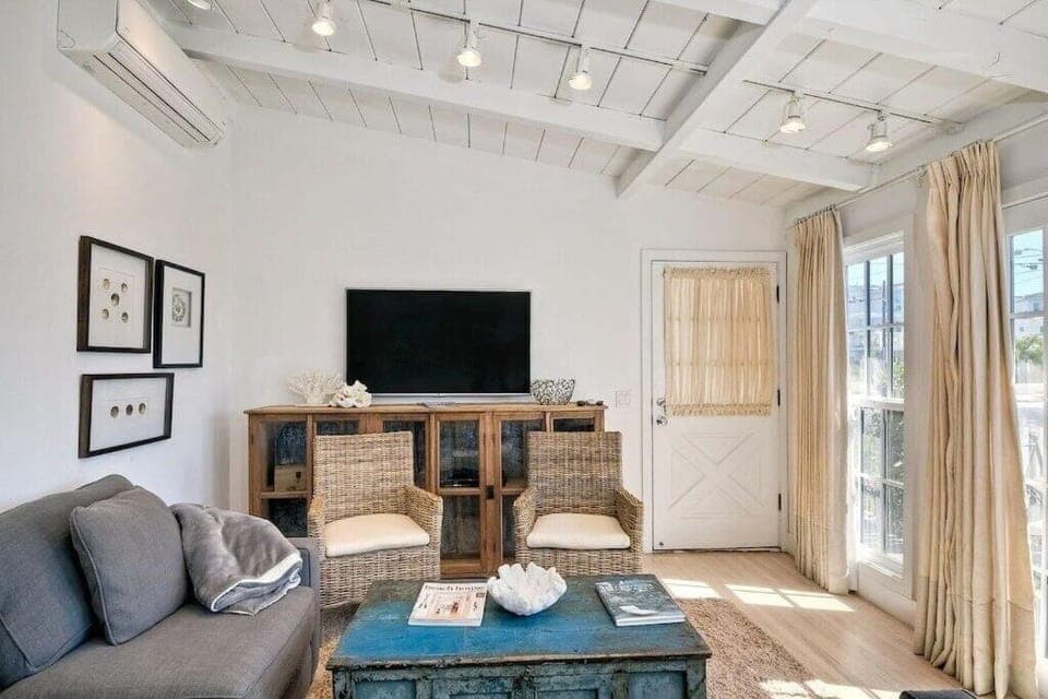 Walk to Beach, Patio with Ocean View, AC Apartment in Carlsbad