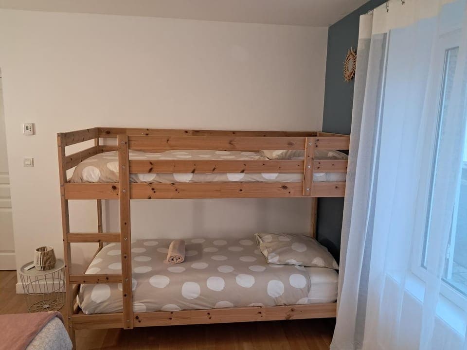 Bedroom, bunk bed