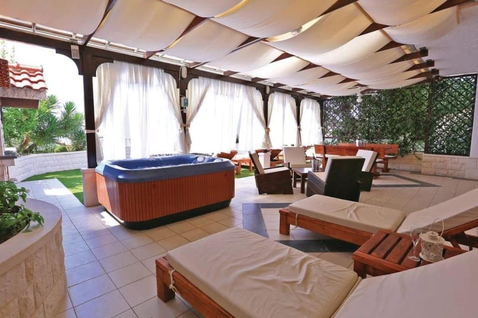 Hot Tub, Seating area, sunbed