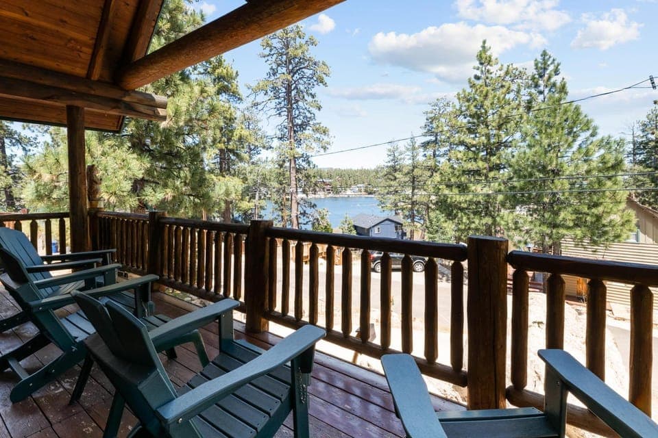 Lakeview Cookie Chalet - Walk to Lake House in Big Bear