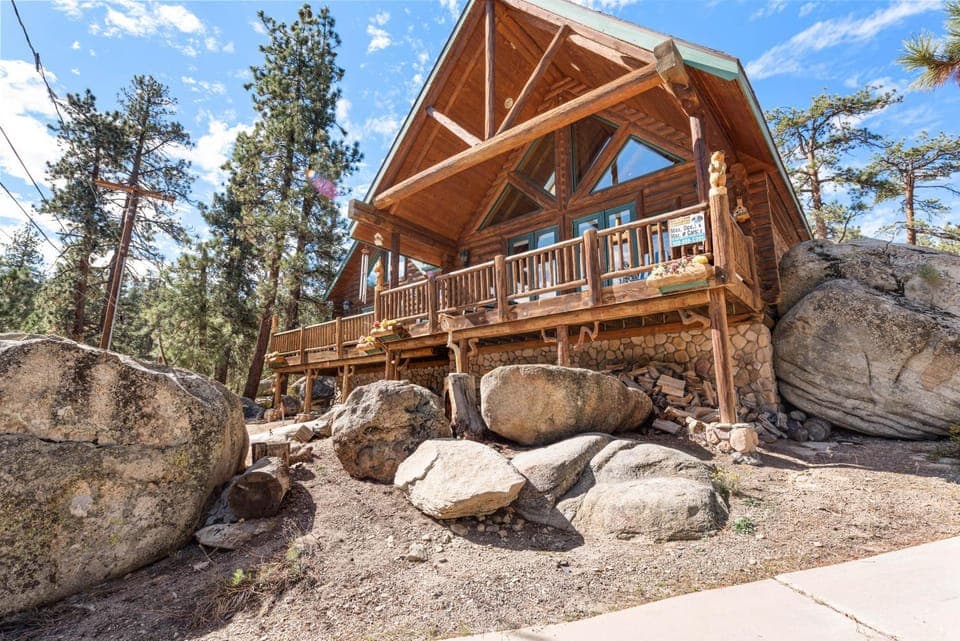 Lakeview Cookie Chalet - Walk to Lake House in Big Bear