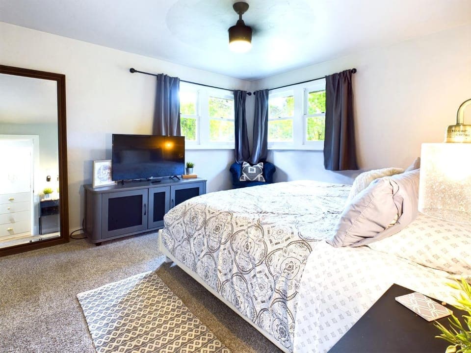 Bed, TV and multimedia, Evening entertainment, Bedroom