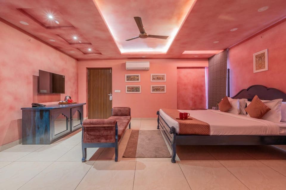 Bed, TV and multimedia, Photo of the whole room, Bedroom