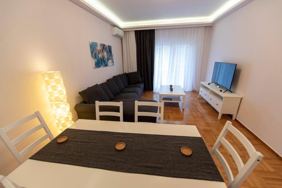 TV and multimedia, Living room, Photo of the whole room, Seating area, Dining area, air conditioner