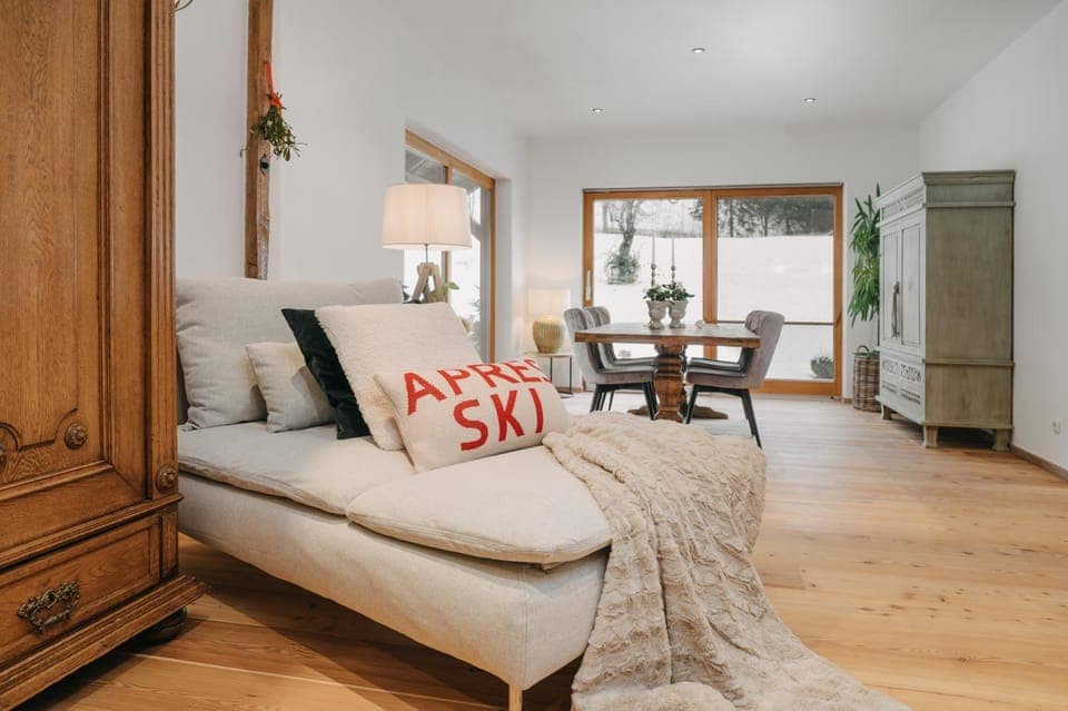 Living room, Photo of the whole room, Seating area, Dining area
