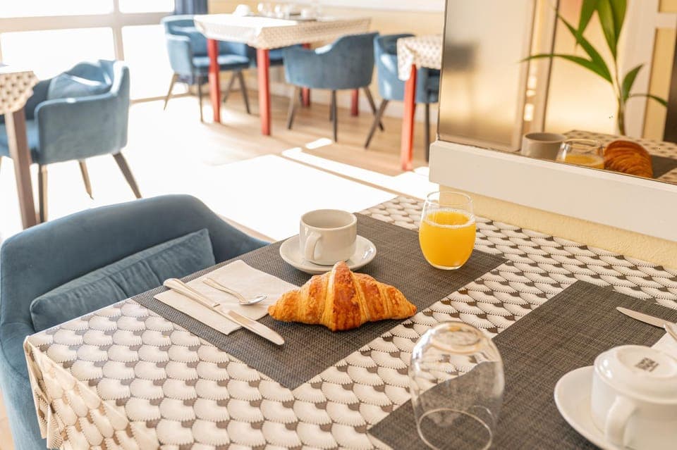 Living room, Food and drinks, Banquet/Function facilities, Seating area, Food, Breakfast, Continental breakfast, Buffet breakfast, Drinks