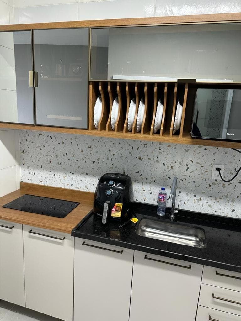 Kitchen or kitchenette, microwave, stove