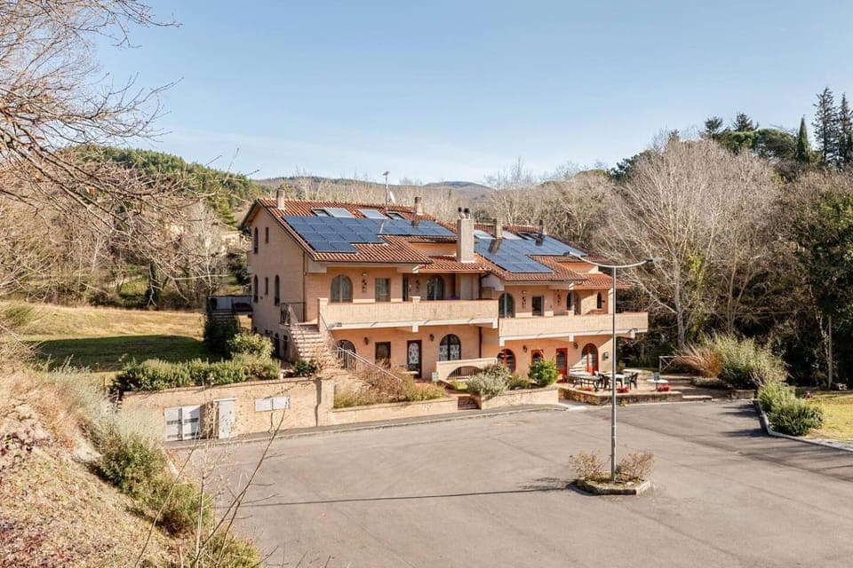 Property building, Garden, Parking