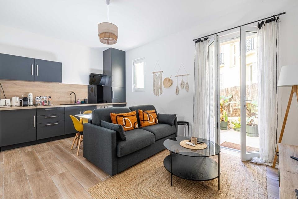 Kitchen or kitchenette, Living room, Seating area, Dining area, stove