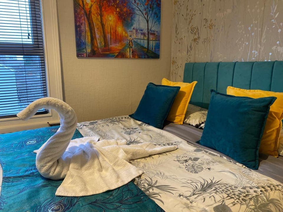 Bed, Living room, Bedroom, towels