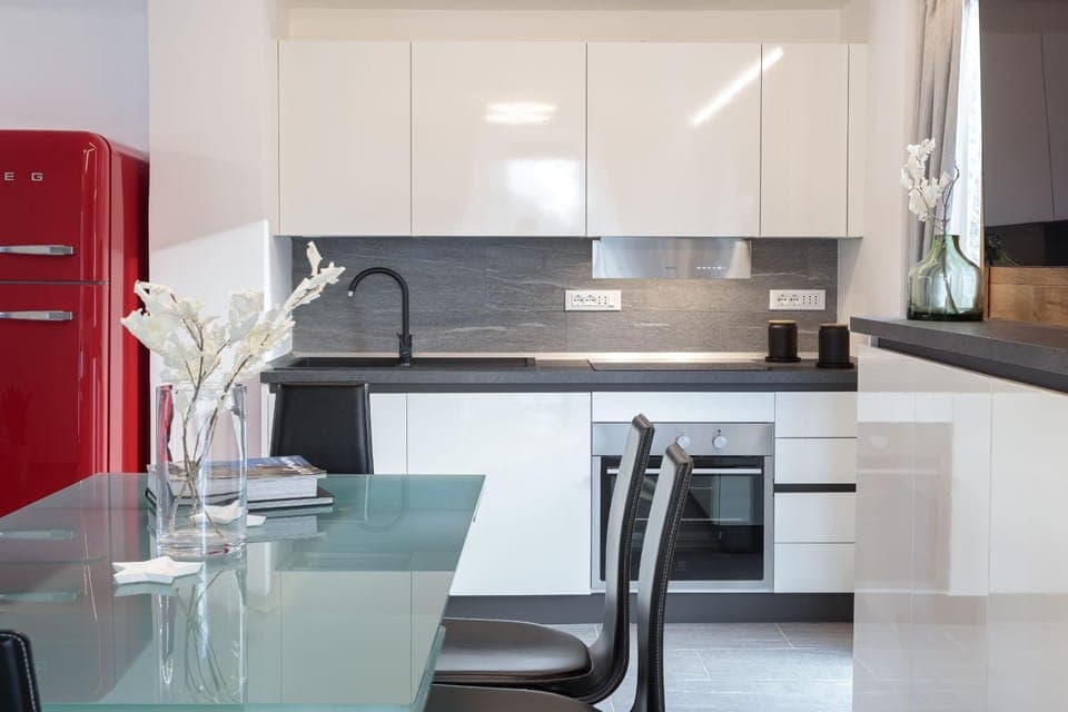 Kitchen or kitchenette, Dining area, pet friendly, stove