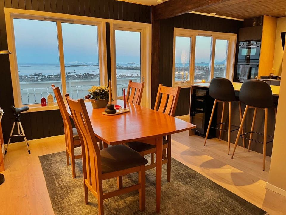 House by the ocean with midnight sun view House in Lofoten