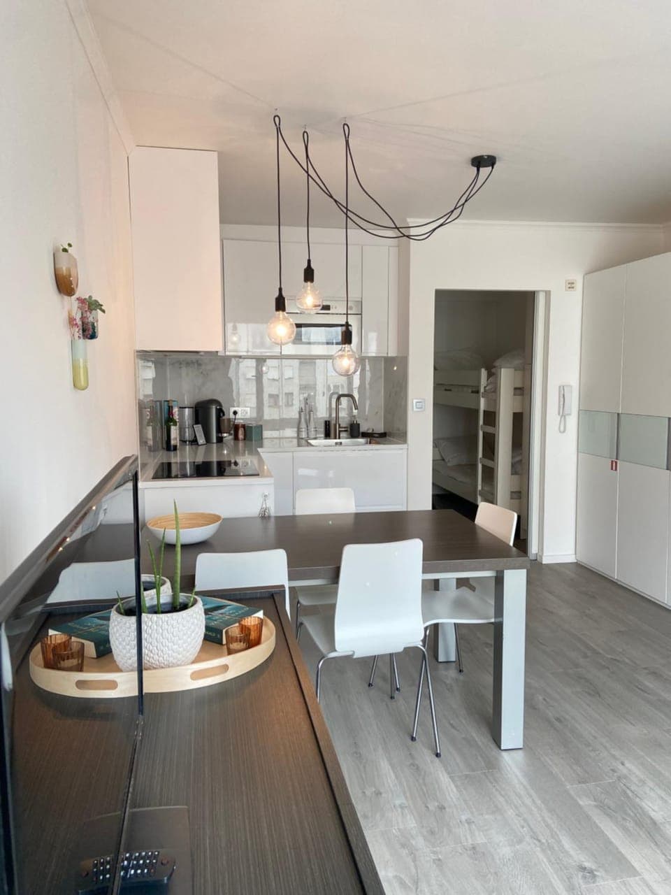 Kitchen or kitchenette, Dining area, minibar