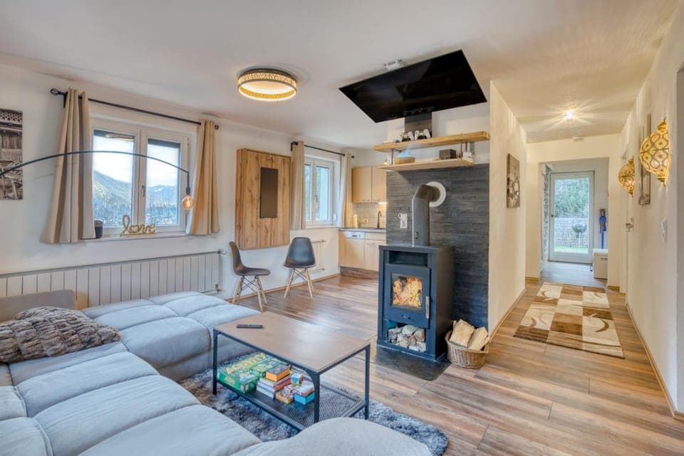 Communal lounge/ TV room, TV and multimedia, Living room, Seating area, fireplace