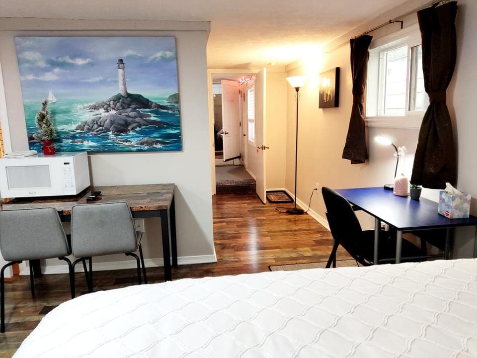 Guest House with Private Entrance- walk to Downtown Noblesville House in Noblesville