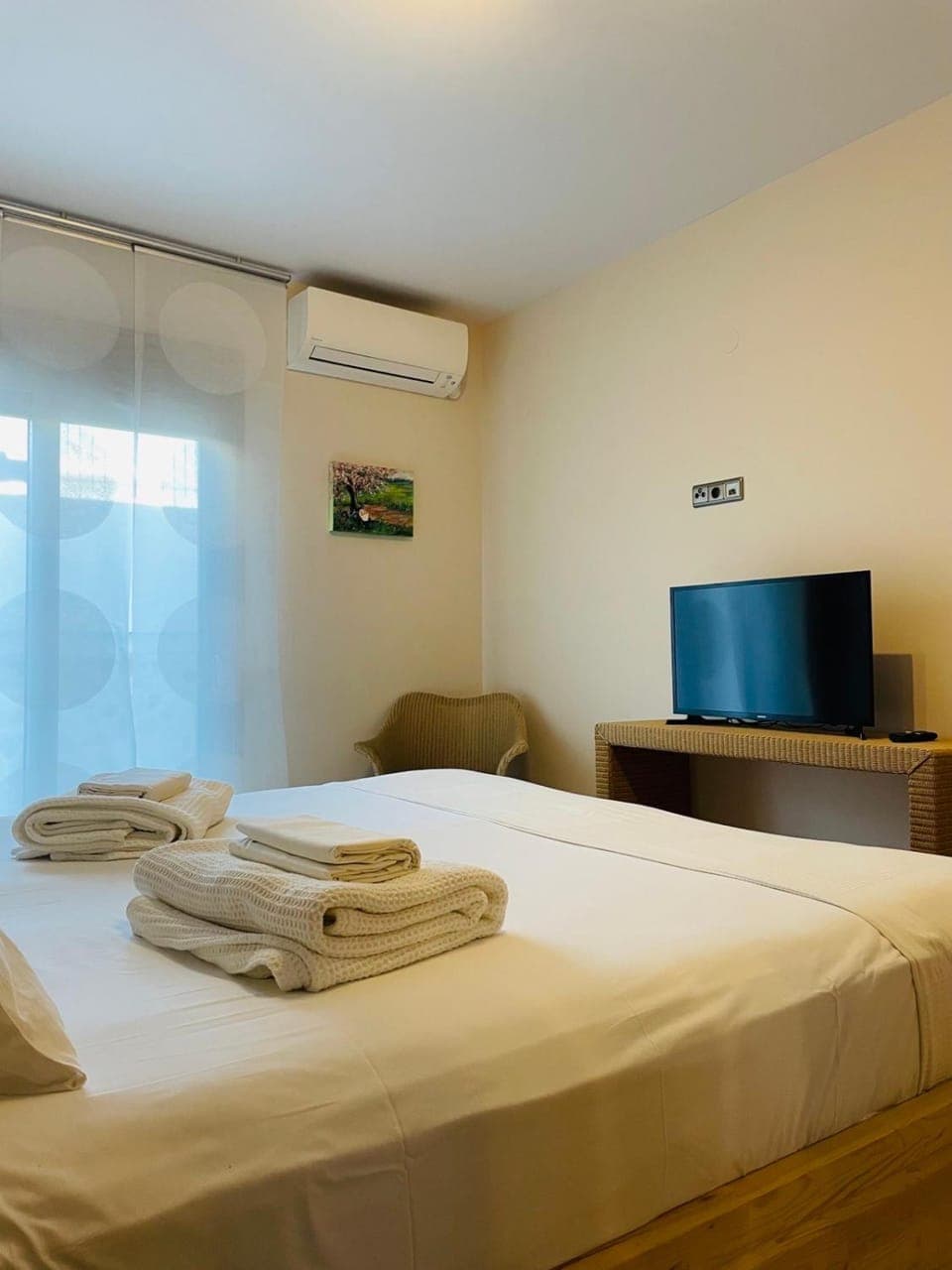Bed, TV and multimedia, Photo of the whole room, Bedroom, towels, air conditioner