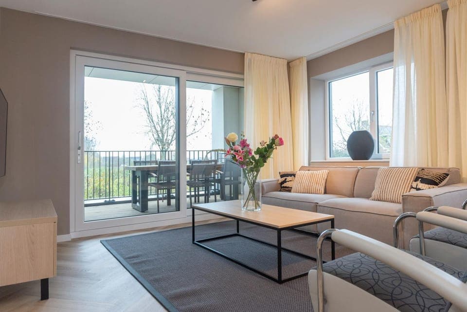 View (from property/room), Balcony/Terrace, Living room, Seating area, Dining area