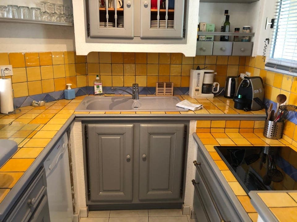 Coffee/tea facilities, Kitchen or kitchenette, dishwasher, stove