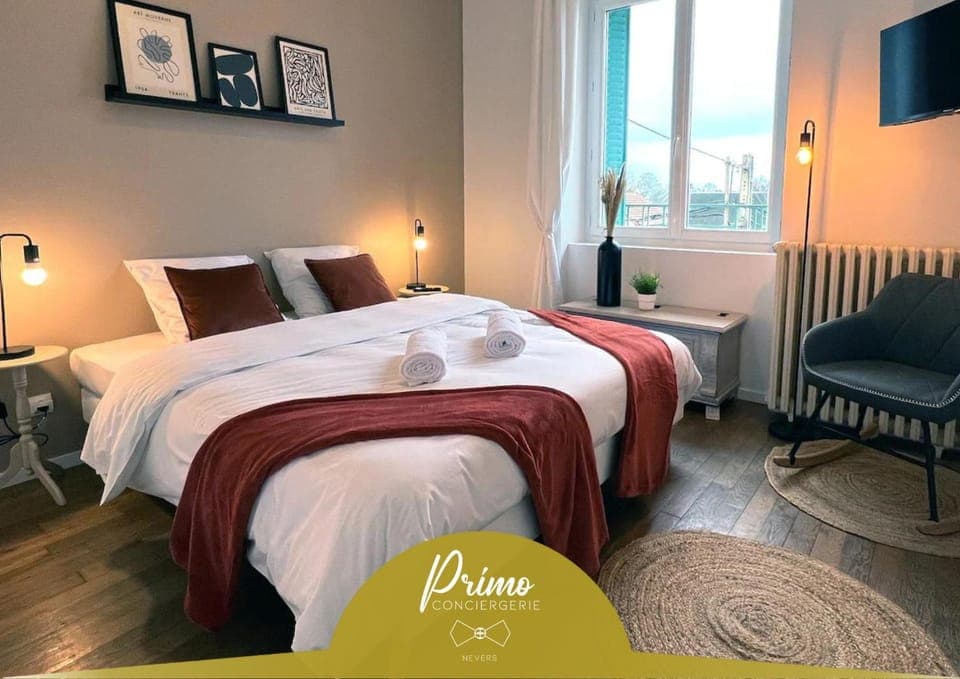 Bed, TV and multimedia, Photo of the whole room, Bedroom