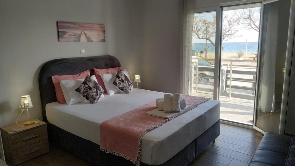 Bed, Natural landscape, View (from property/room), Balcony/Terrace, Photo of the whole room, Bedroom, towels