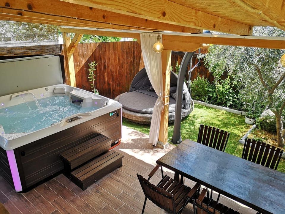 Garden, Hot Tub