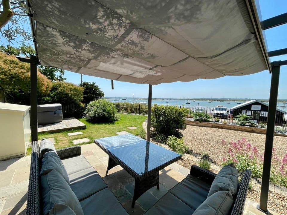 Patio, Summer, Hot Tub, Seating area, Dining area, River view, Sea view