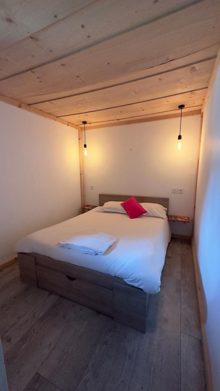 Bed, Photo of the whole room, Bedroom