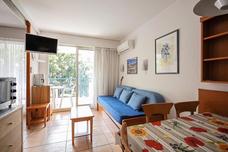 Bed, Living room, fireplace, kitchen