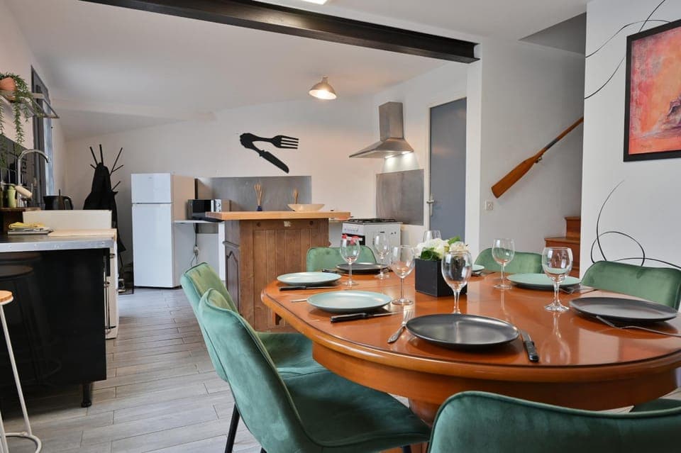 Kitchen or kitchenette, Dining area, oven