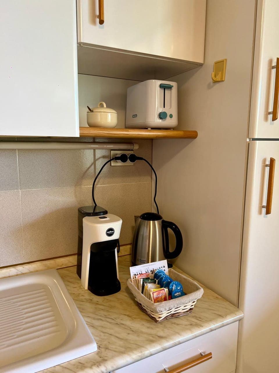 Coffee/tea facilities, toaster