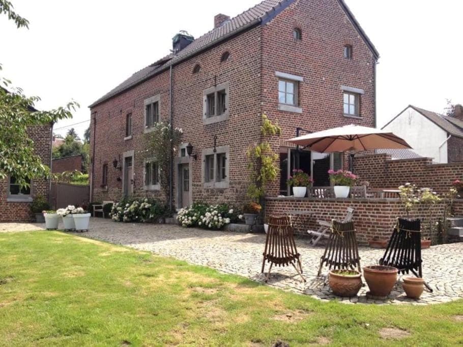 Property building, Patio, Facade/entrance, Garden, Garden view, Parking