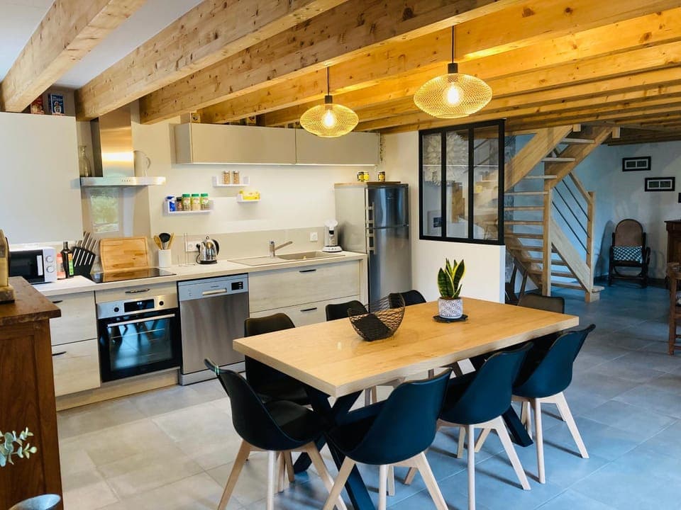 Kitchen or kitchenette, Dining area