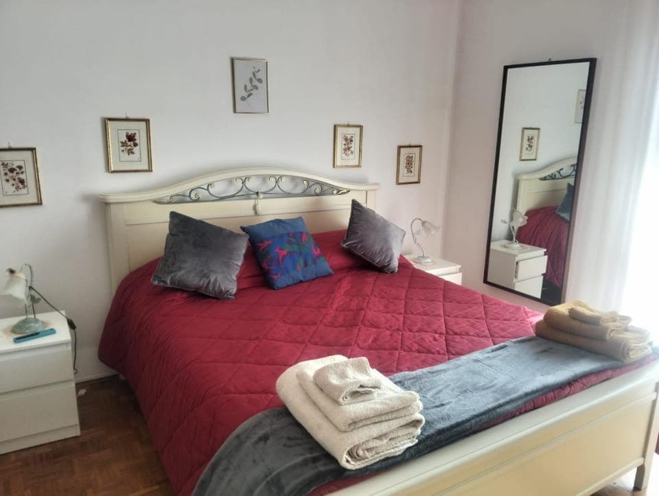 Bed, Bedroom, towels