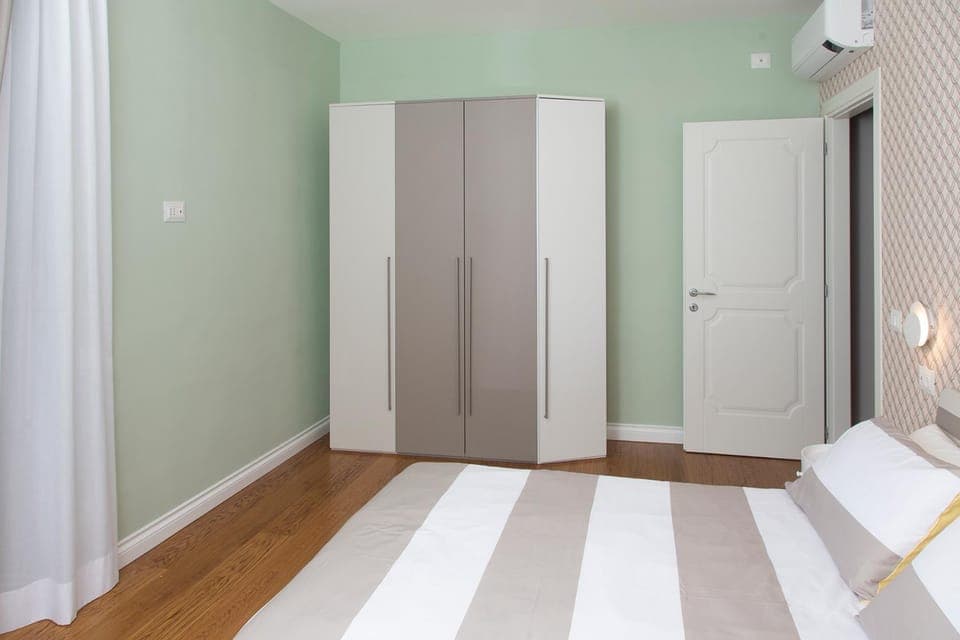 Bed, Photo of the whole room, Bedroom, internet, wardrobe