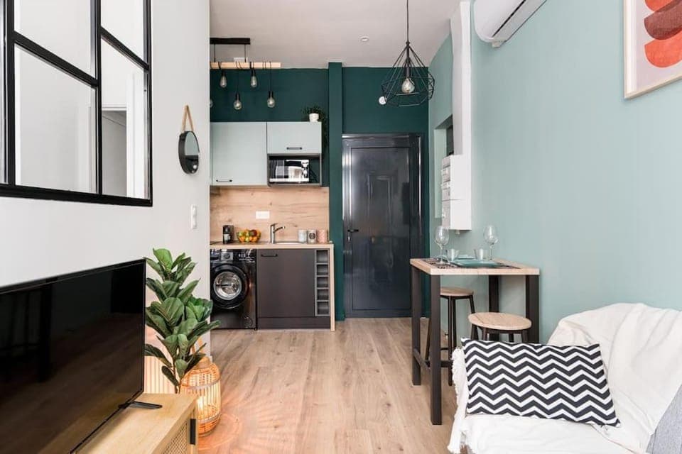 Kitchen or kitchenette, Dining area, minibar, stove