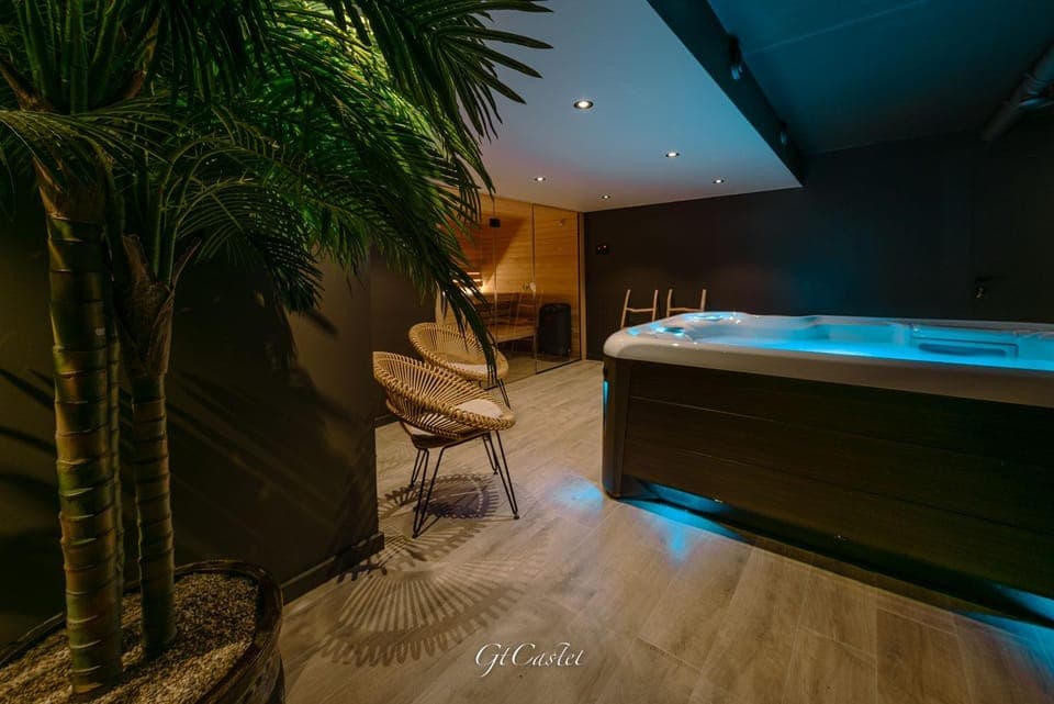 Hot Tub, Hot Tub, Sauna, Sauna, Spa and wellness centre/facilities