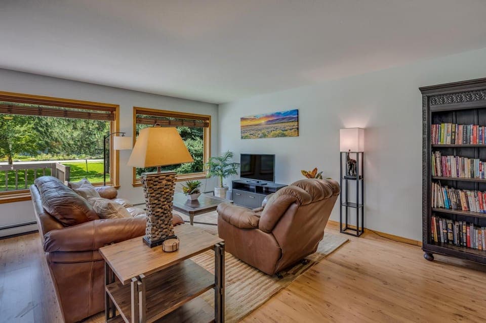 Communal lounge/ TV room, Library, TV and multimedia, Living room, Seating area