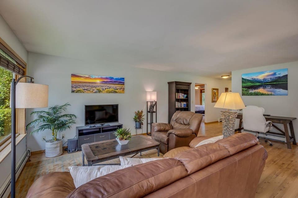 Communal lounge/ TV room, TV and multimedia, Living room, Seating area, Evening entertainment