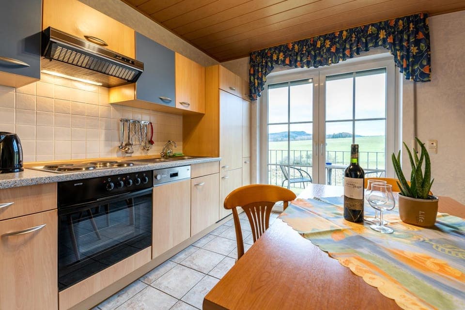 Kitchen or kitchenette, Dining area, dishwasher, minibar, pet friendly, stove, toaster