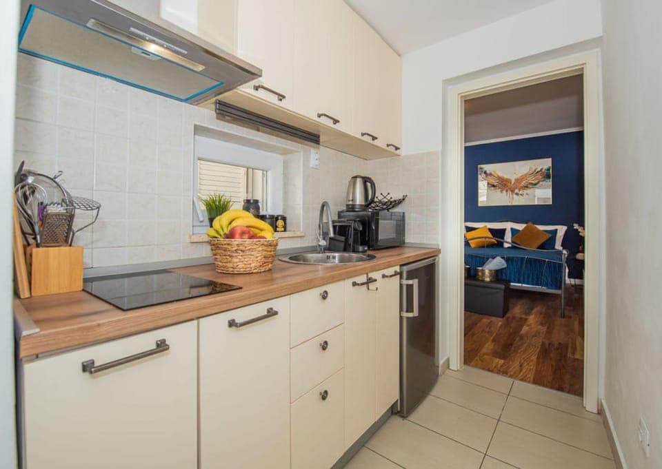 Coffee/tea facilities, Kitchen or kitchenette, microwave, stove