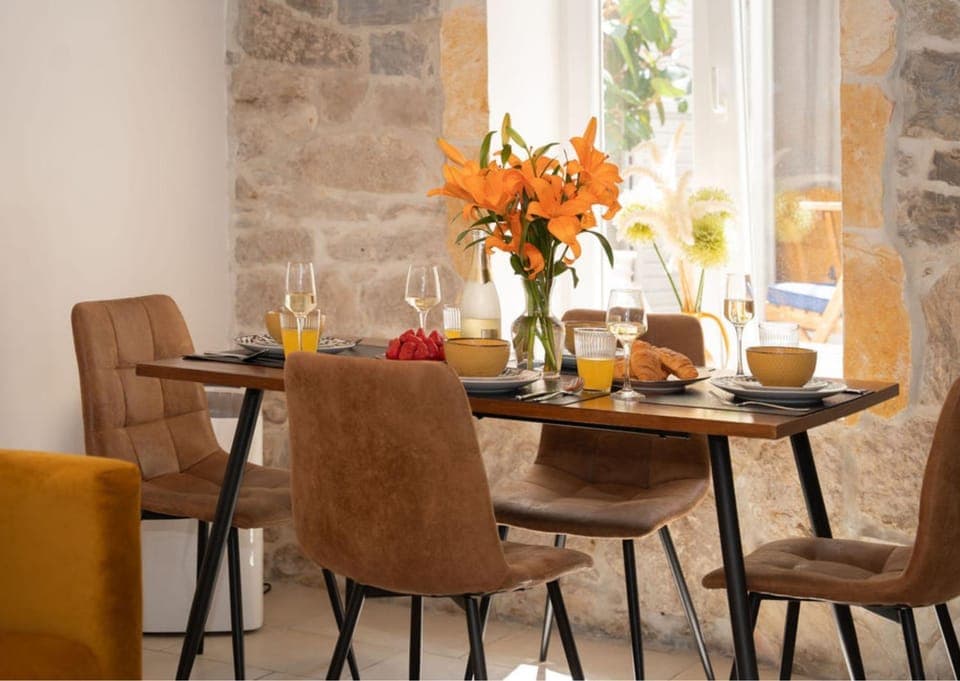 Living room, Food and drinks, Dining area, Drinks