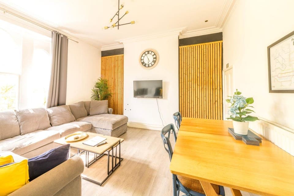 Communal lounge/ TV room, TV and multimedia, Living room, Seating area, Dining area, Evening entertainment