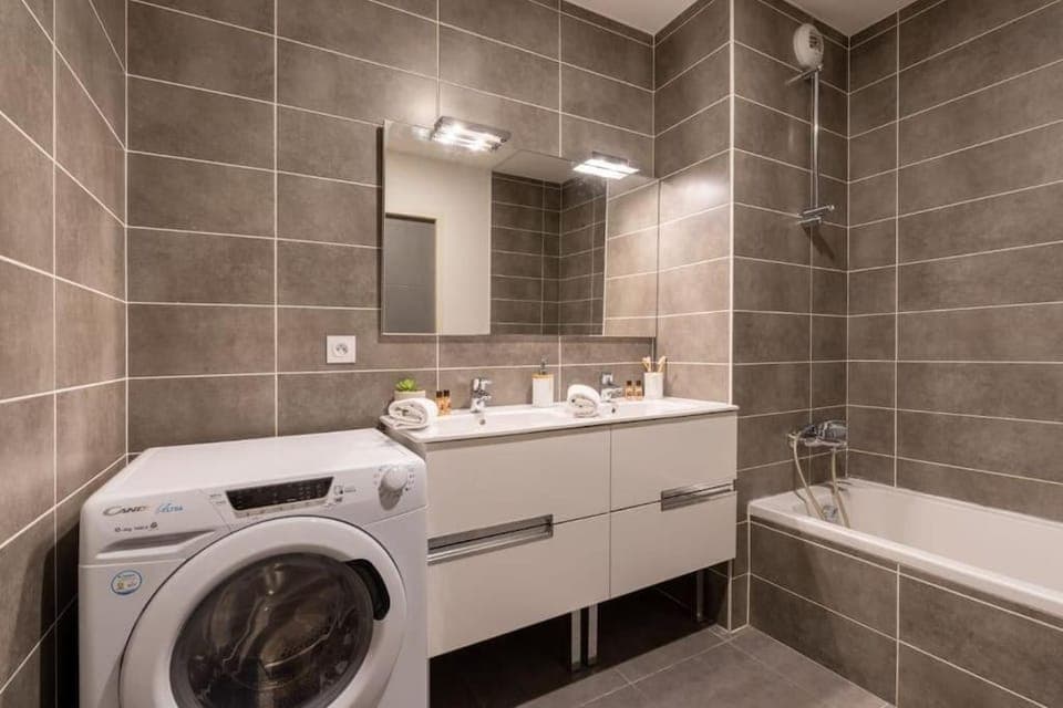 Bathroom, Bath, washing machine, dryer